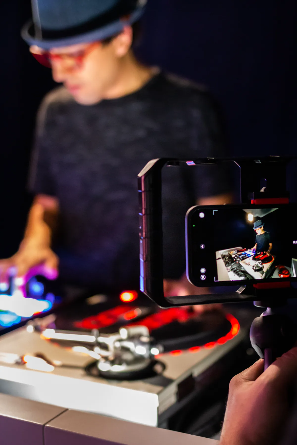 DJ Andre Siddi bei StreamatWork live im Musikstudio.